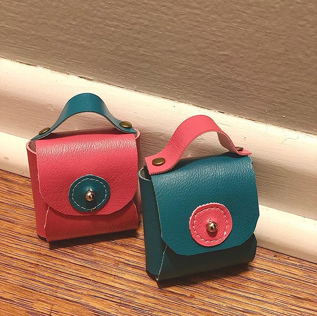 The Tiny Sophia Bag was so fun to make. I shared mine with my daughters who immediately passed them along to their dolls. Can&rsquo;t wait to see what gets packed inside these little purses. 
Pattern by @loveyousew_ 
#thetinysophiabag #loveyousewpatt