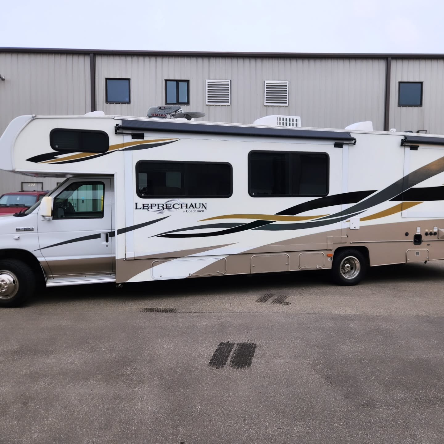 This Leprechaun RV looks so good with it's brand new decals! Book your RV in for a decal refresh today! #rvdecals #decals #wraps #campvinyl #leduc