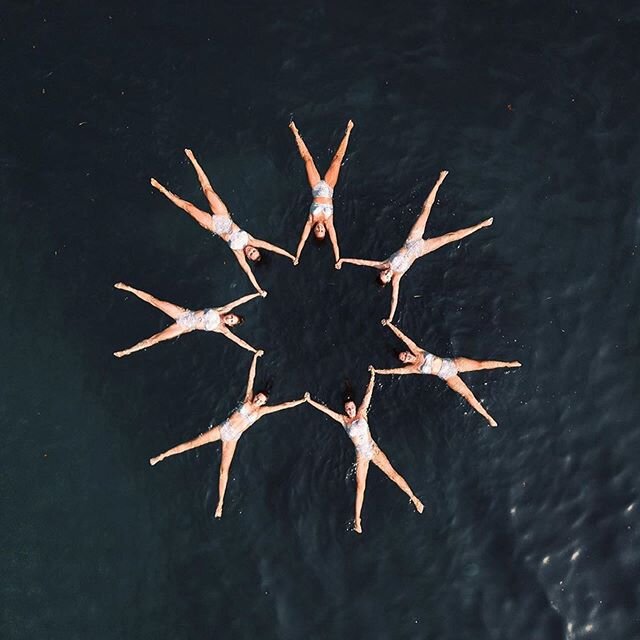 Summer Snowflake &bull; Stars can&rsquo;t shine without darkness. 
@spathumpa 
#synchronizedswimmers #snowflake #pointofview #geometry