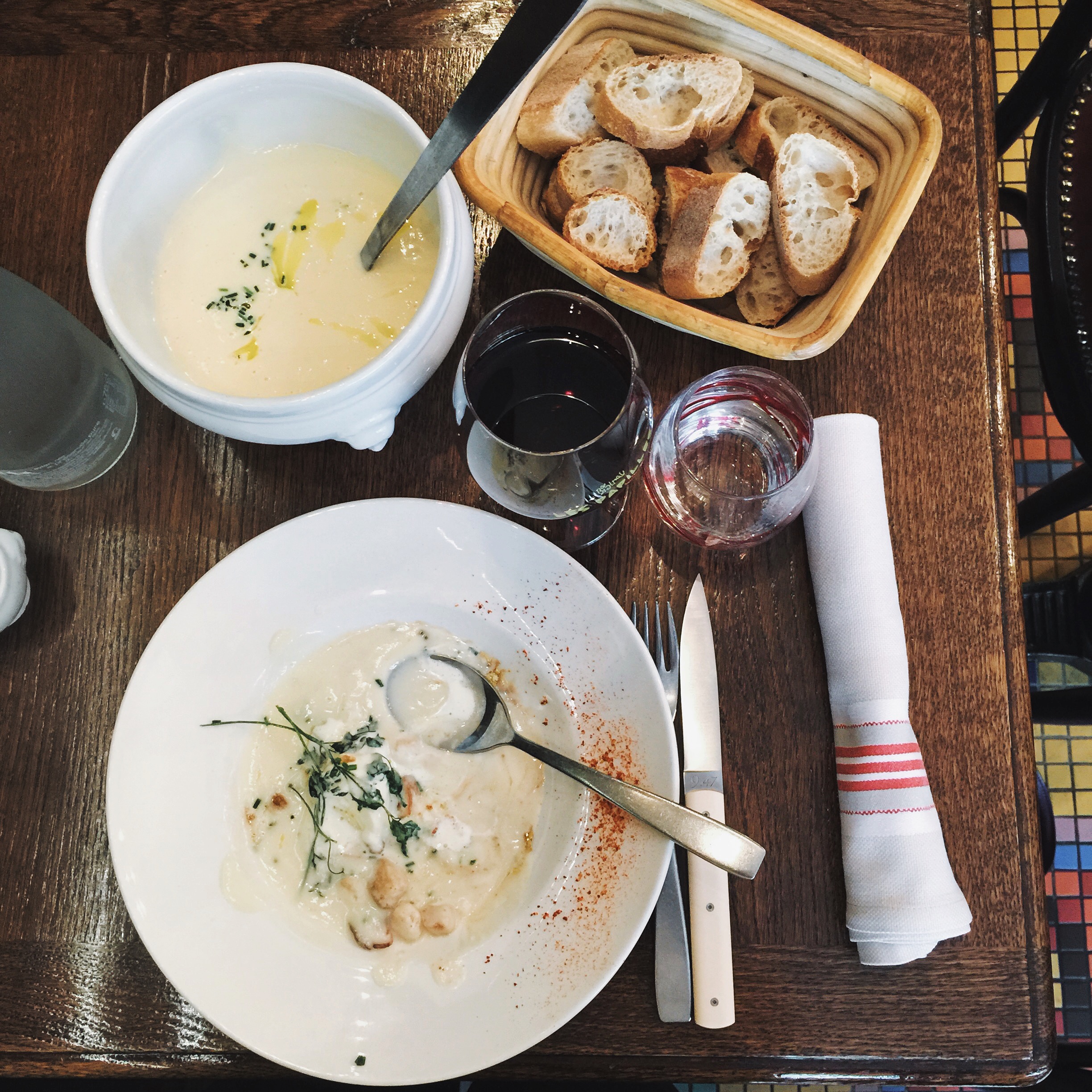 Creamy cauliflower soup with bacon and crutons 