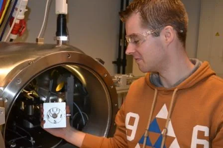 Doctorial candidate Berry Bögels showing off his new HFS X-ray stage