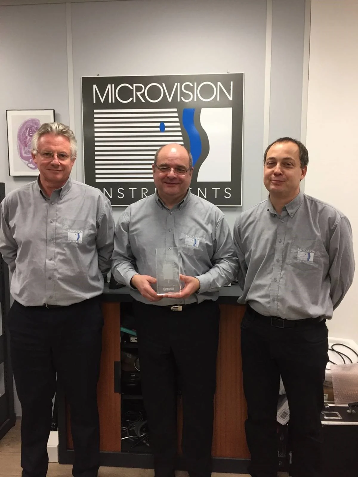 O. Huin CIO, JP Devez and G Vaillant with the Distributor of the Year award 