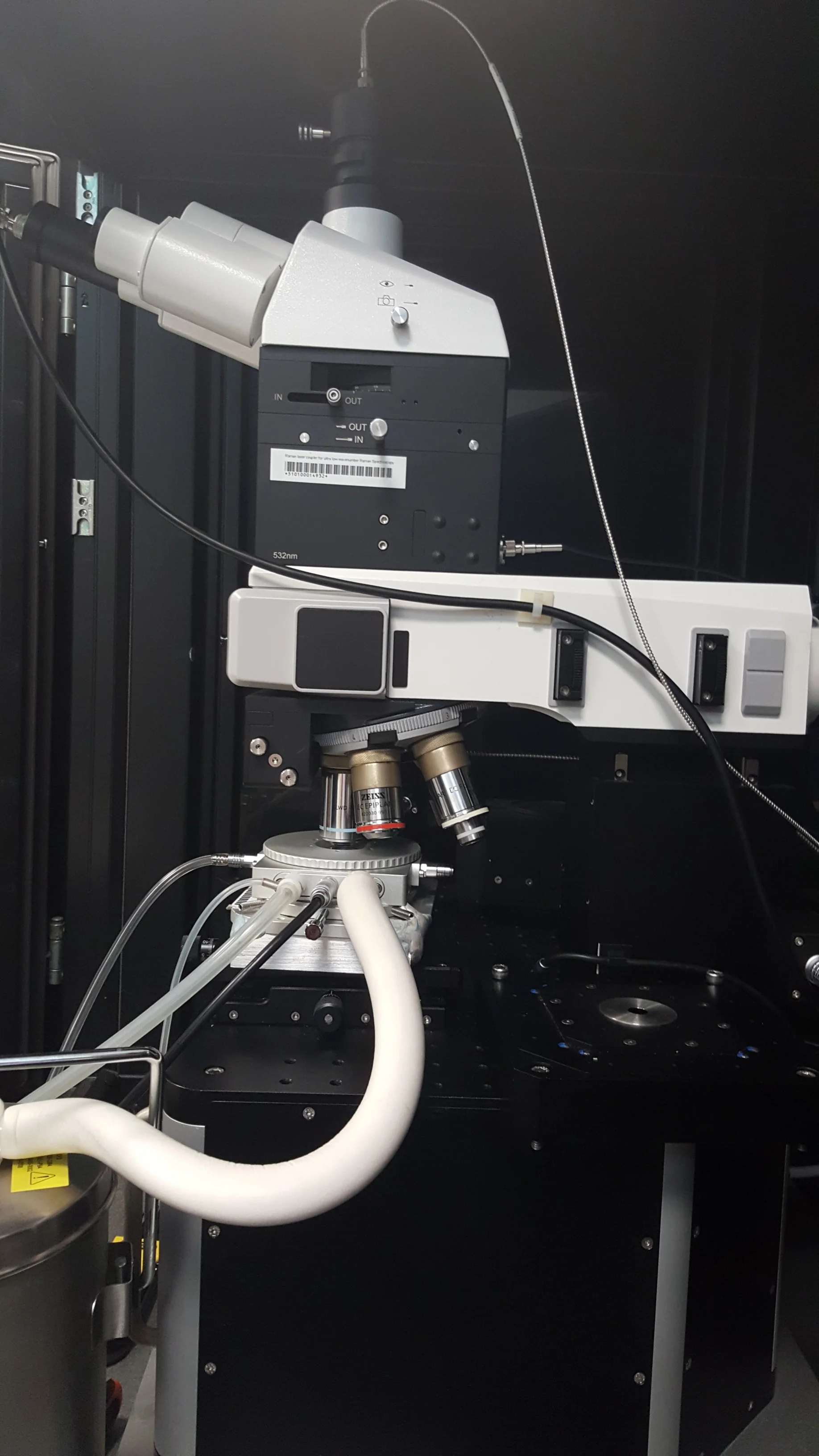 The HFS set up with liquid nitrogen cooling and a WiTec Raman Spectrometer. 