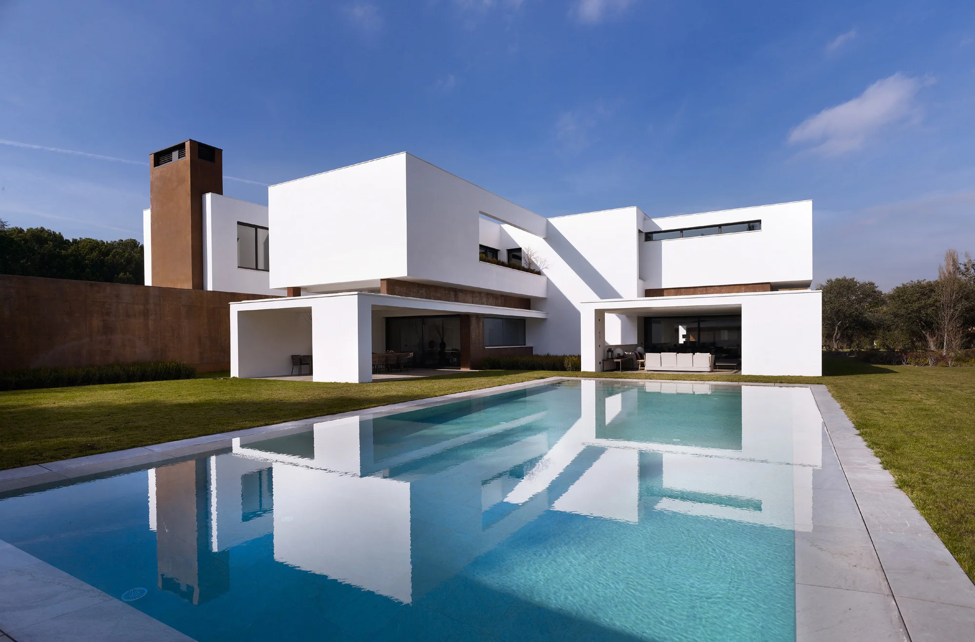51806e68b3fc4bdec800002b_house-in-la-moraleja-dahl-architects-ghg-architecs_vm_ext-3w.jpg