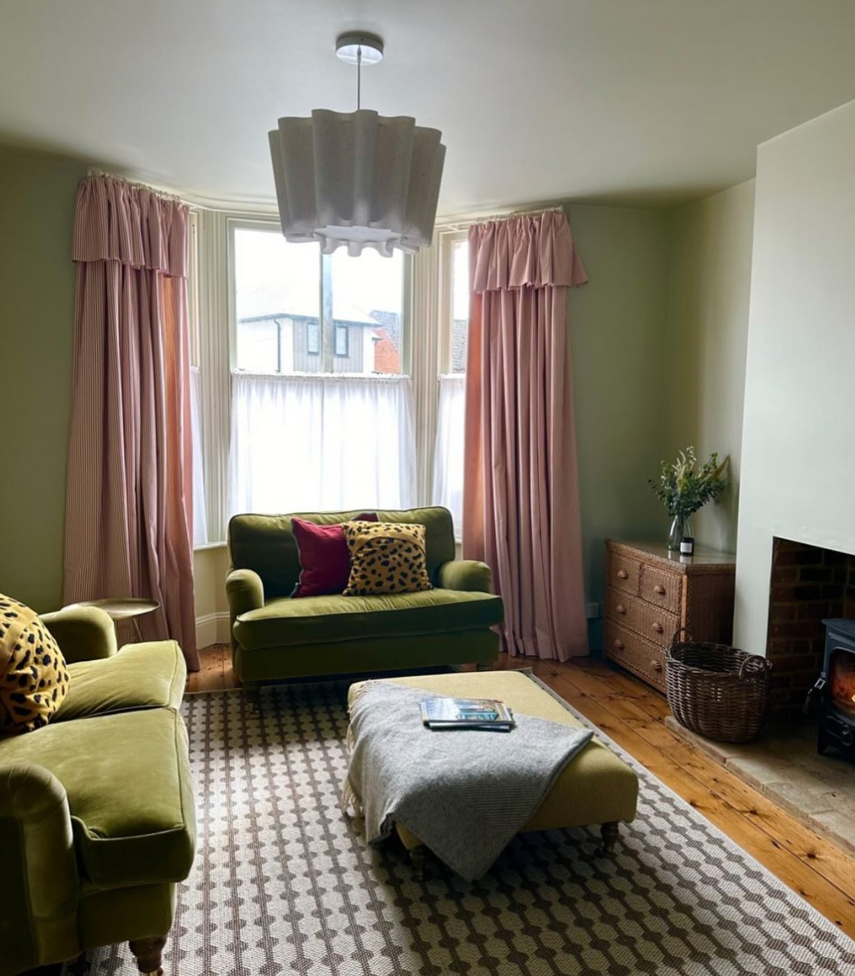 LIVING ROOM&bull; more of the living room from the recently completed renovation @thenedsouthwold. A cosy setting for your seaside getaway.
.
#interiors #interiordesign #living #livingroom #victorian #seaside #seasidehome #suffolk #southwold #victori