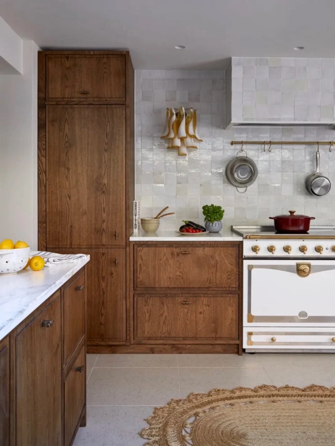 Lovely to see @ottotiles sharing a few of my projects in their feature on tiles this morning https://ottotiles.com/pages/tile-talk-fiona-duke.
So I thought I would revisit one of my favourite kitchens where the simple white zellige tile shines ❤️
#ti