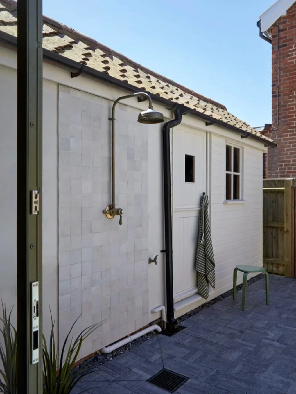 OUTDOOR SHOWERS &bull; installed at home and overseas&hellip;. 
#outdoorshower #shower #sunshine
📷 @annastathakiphoto