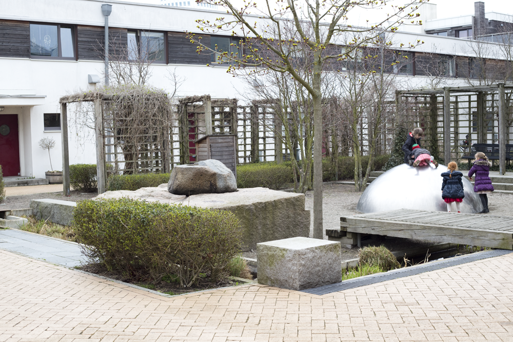  A central play area with rain garden. 