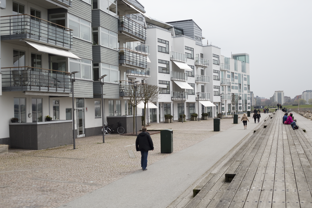  Higher buildings line the waterfront, offering ocean views and blocking winds from reaching the neighborhood's interior courtyards. 