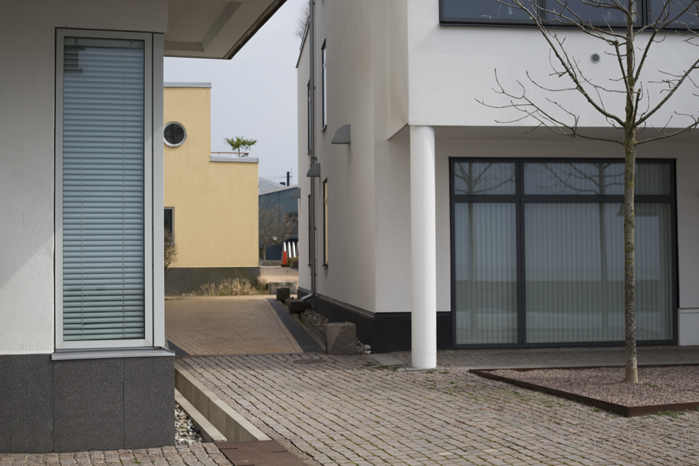  Lanes narrow at the edges, offering glimpses into the neighborhood from the more public waterfront promenade. 