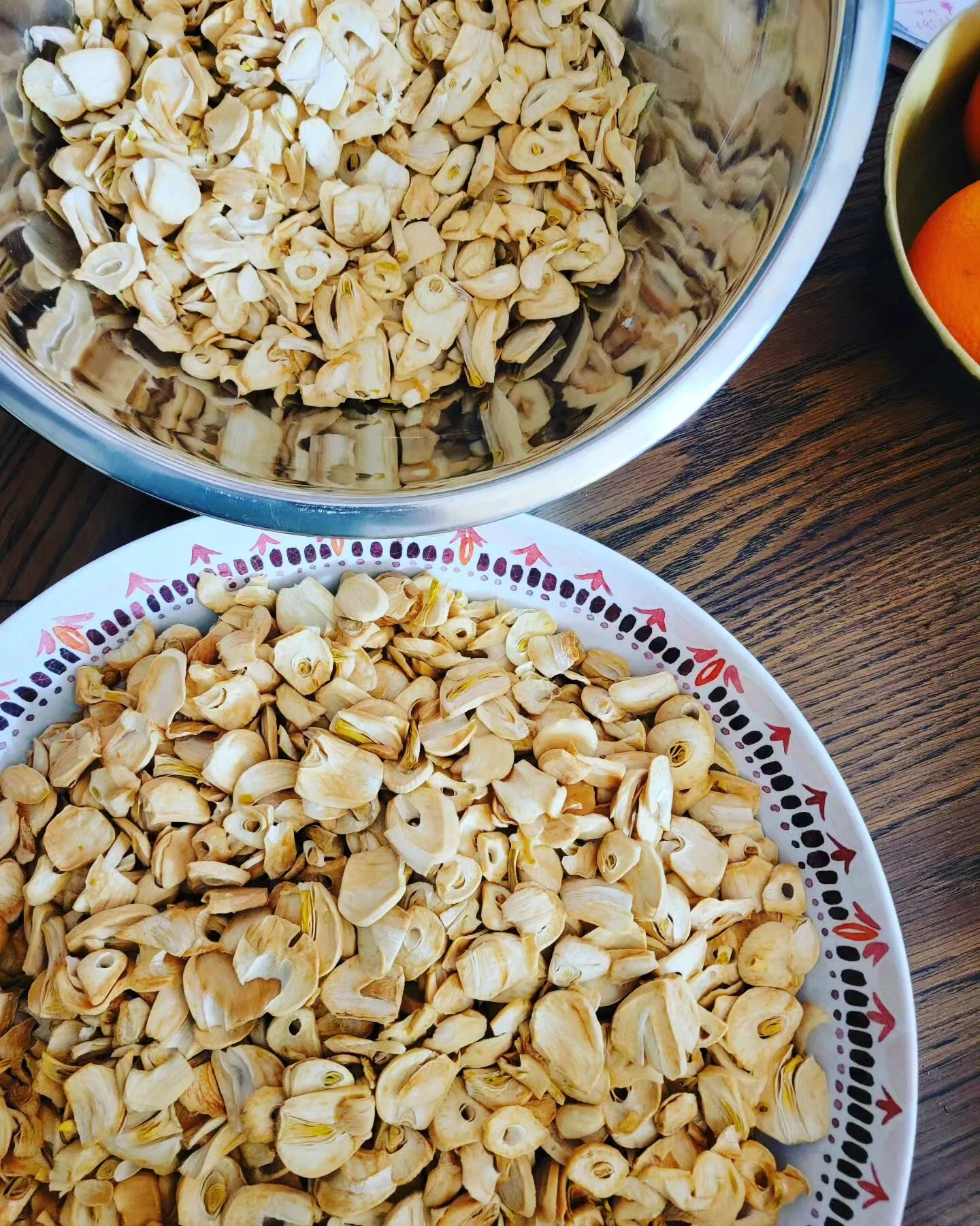 Not exactly an Easter Egg Hunt this Sunday, but it's what we've been working on this weekend, so it'll have to do! 🐰 🐇 🥚 

🚩The goal this month:

De-skin,  process, and dehydrate over 100 lbs of garlic 😮
 
Our celebration today may include findi