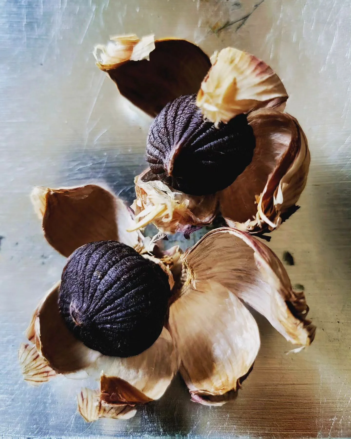 Happy belated Earth Day, everyone!
 -~🍀 🍃 🌿 ~ 

To honor Mother Earth and her miracles, I'm posting this photo of our most recent &quot;natural experiment&quot; 

Turning garlic rounds into black garlic! 🖤 

These 'round' garlic bulbs were harves