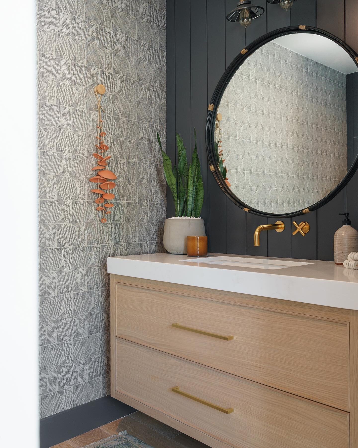 Mixing texture, contrast and warmth for a #trad powder punch. Yep - yes please.

Speaking of powder bathrooms - we finished a few projects with some amaze-ball clients with some of the cutest bathrooms! Coming 🔜 

Design: [FIXE]
Photo: @charlottelea