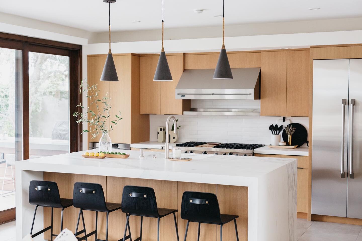 Kitchen roundup from some of our past projects.  We love a warm+ modern CALI kitchen vibe!  Did you buy your @newportharborhometour tickets yet?  Come see what we have been up to.  Our #FIXExLidoPoolHouse is on the tour!

1️⃣#FIXExAntiguaWay
2️⃣#FIXE