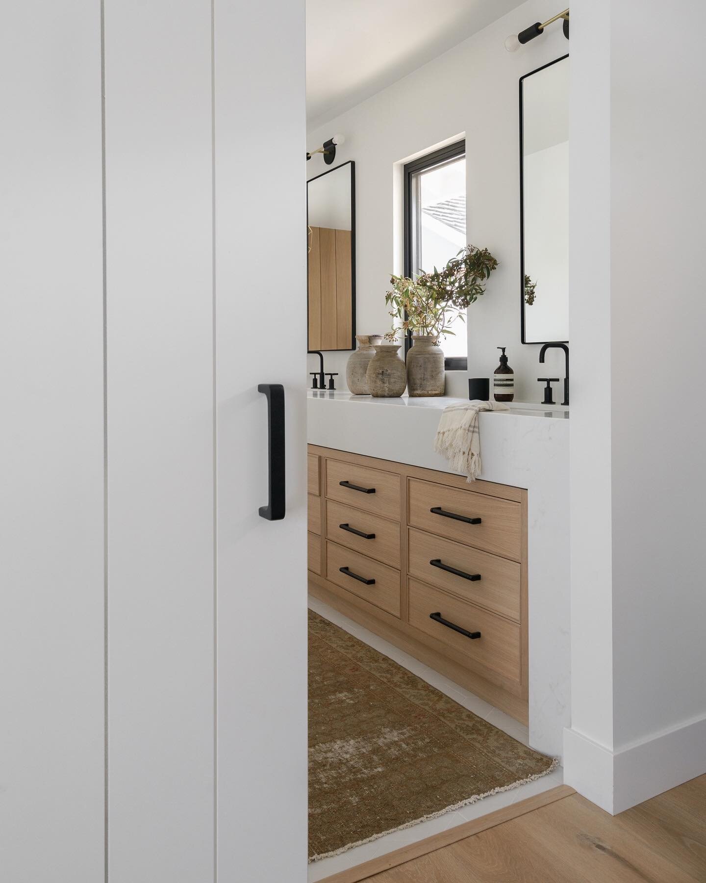 Peeking into this primary bathroom from a recent project and loving what we see!

And&hellip;one more thing to love&hellip;today is the day we get to share the &ldquo;Lido Pool House&rdquo;transformation on the @newportharborhometour 

This school fu