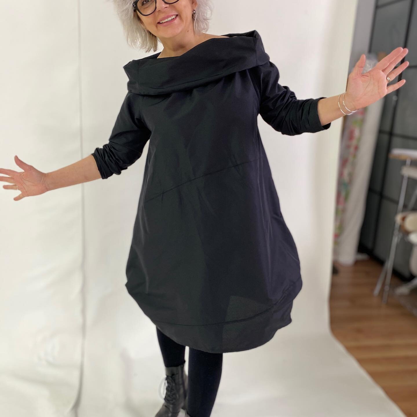 With or without belt this dress/tunic is so comfortable!Made out of  poly taffeta,so even when it wrinkles it&rsquo;s cool!
#modernwomen #littleblackdress #streetwearfashion #cooldress #fashionoverfifty #limitededition #leathebelt #urbanfashion #made
