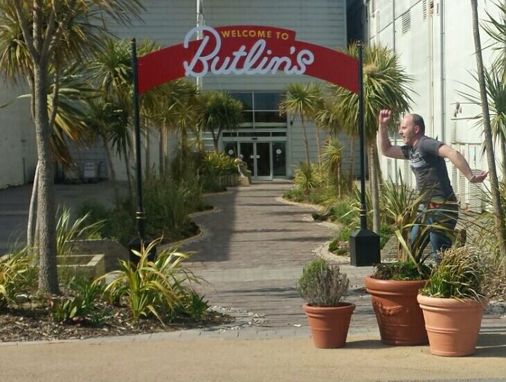 Bass player Robin Supermarios the flowerpots.. 