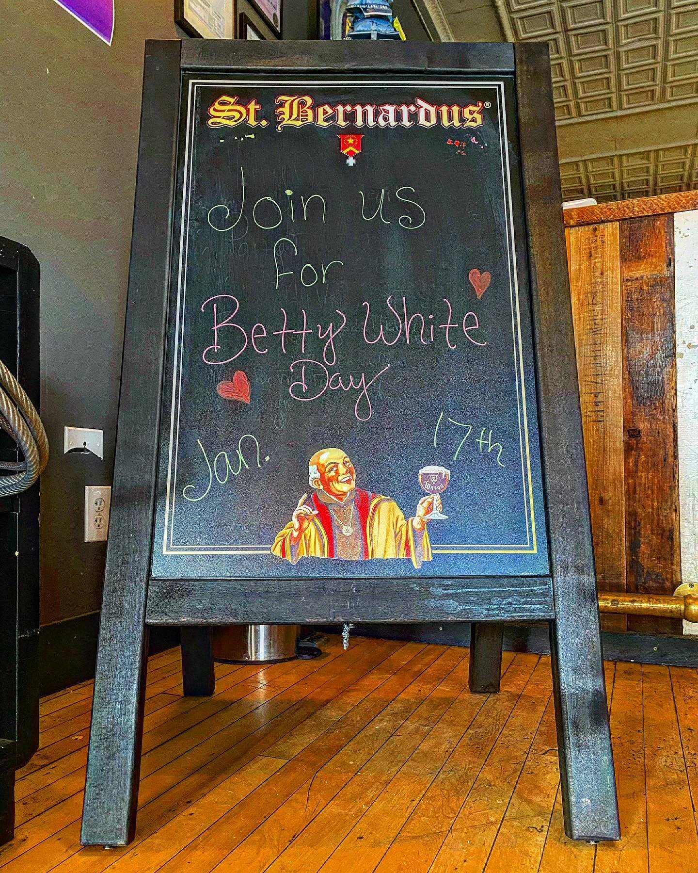 🎂HAPPY 100th BETTY🎂Serving up $5 Betty &ldquo;White Ale&rdquo; pints &amp; free doggy treats Sat-thru Mon (her 100th bday).

#bettywhite 
#oakparkillinois 
#downtownoakpark 
#centennialcelebration 
#100thbirthday 
#beerbar
#chicagobarscene
#chicago