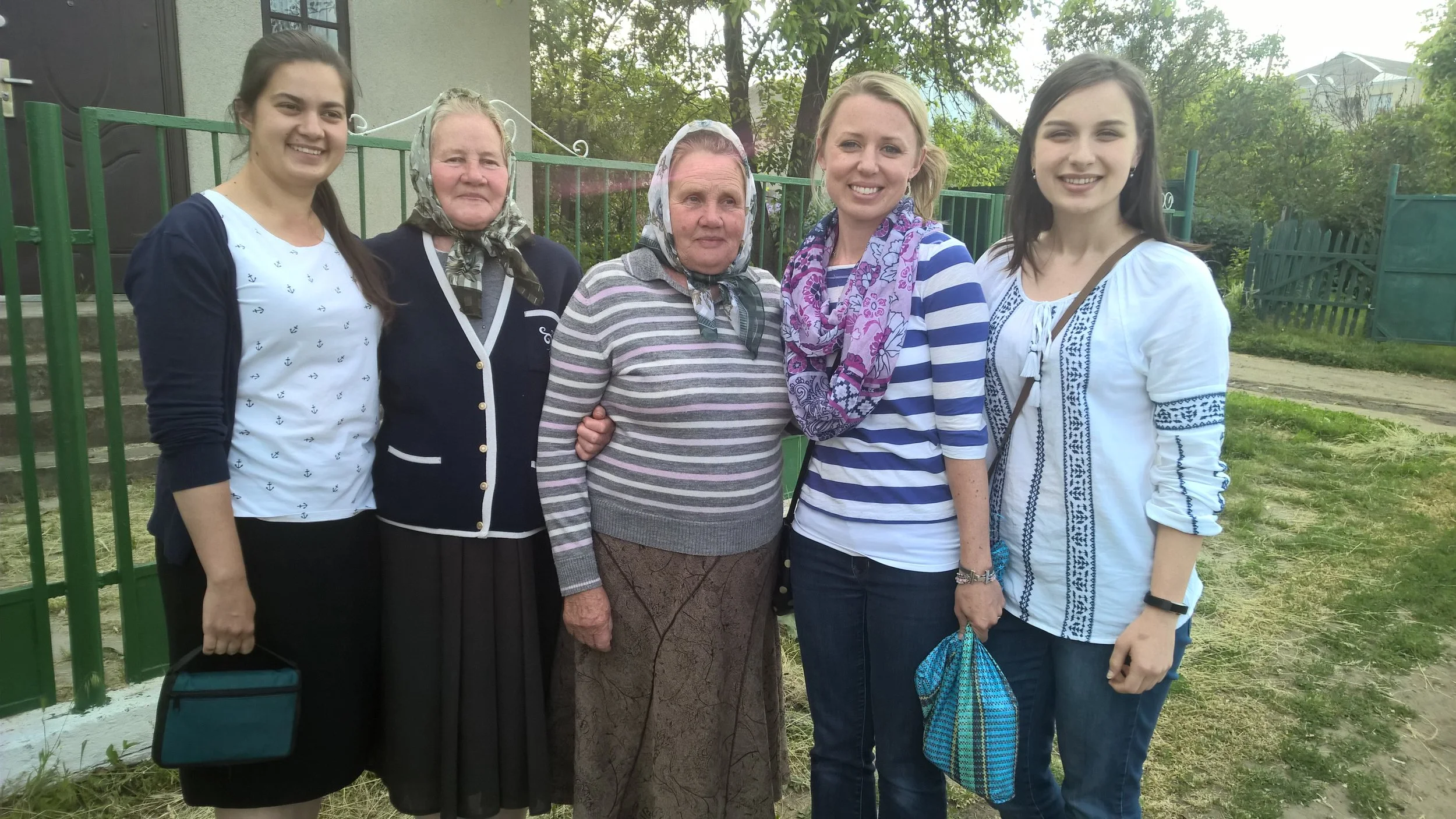 Village ladies Natasha, Anna and Pasha chat with my daughter Ruth and granddaughter Naomi.