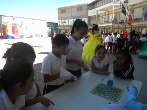 Students enjoying Dia del Nino