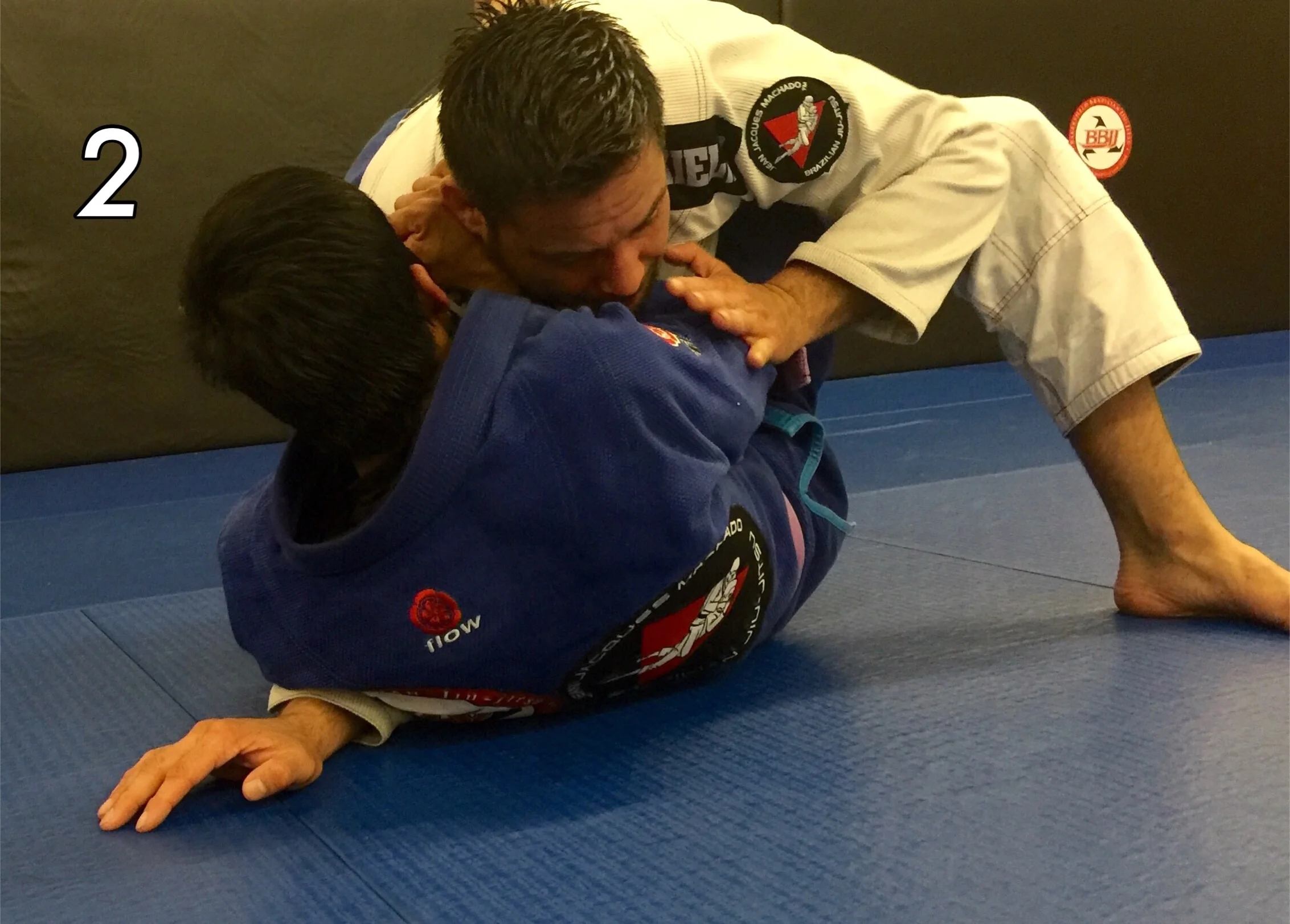 Place your elbow against your knee, and your palm against your opponent's upper arm. 