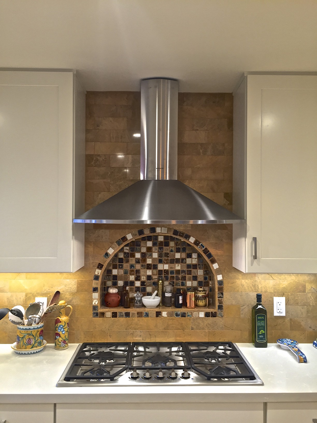 The cooking area becomes the heart of the kitchen with the new recessed tiled niche.