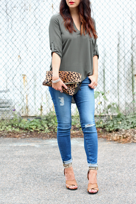 01_DistressedJeansOutfit.jpg