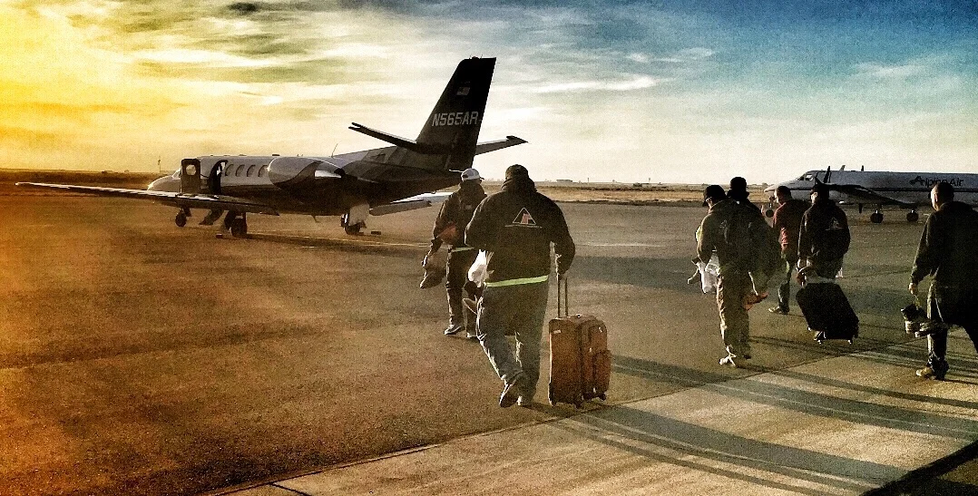 Guys+walking+to+plane.jpg
