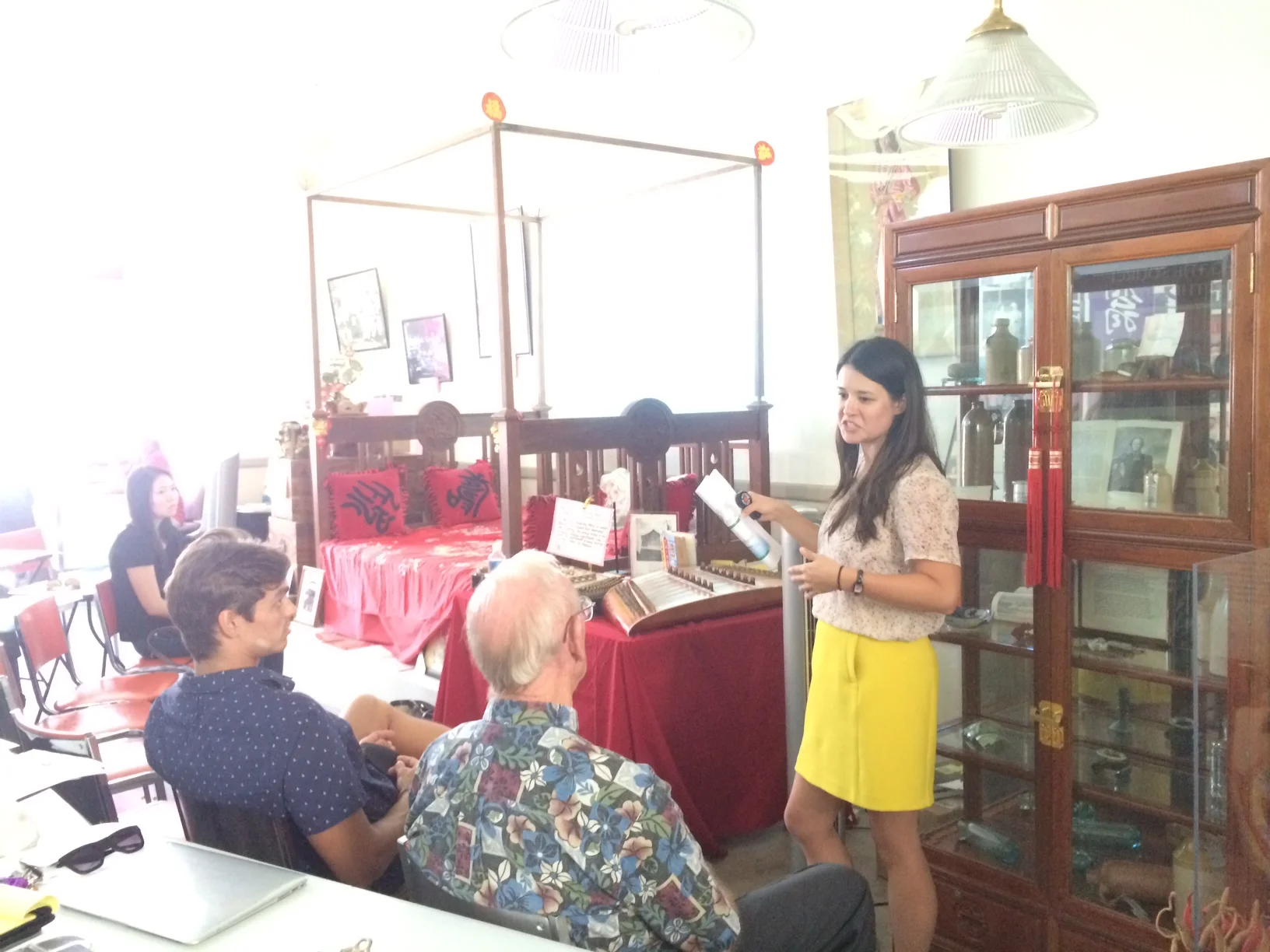 Land use sustainability planner at HART discusses the future Chinatown rail station to SHADE interns and others at the Hawaii Heritage Center. 