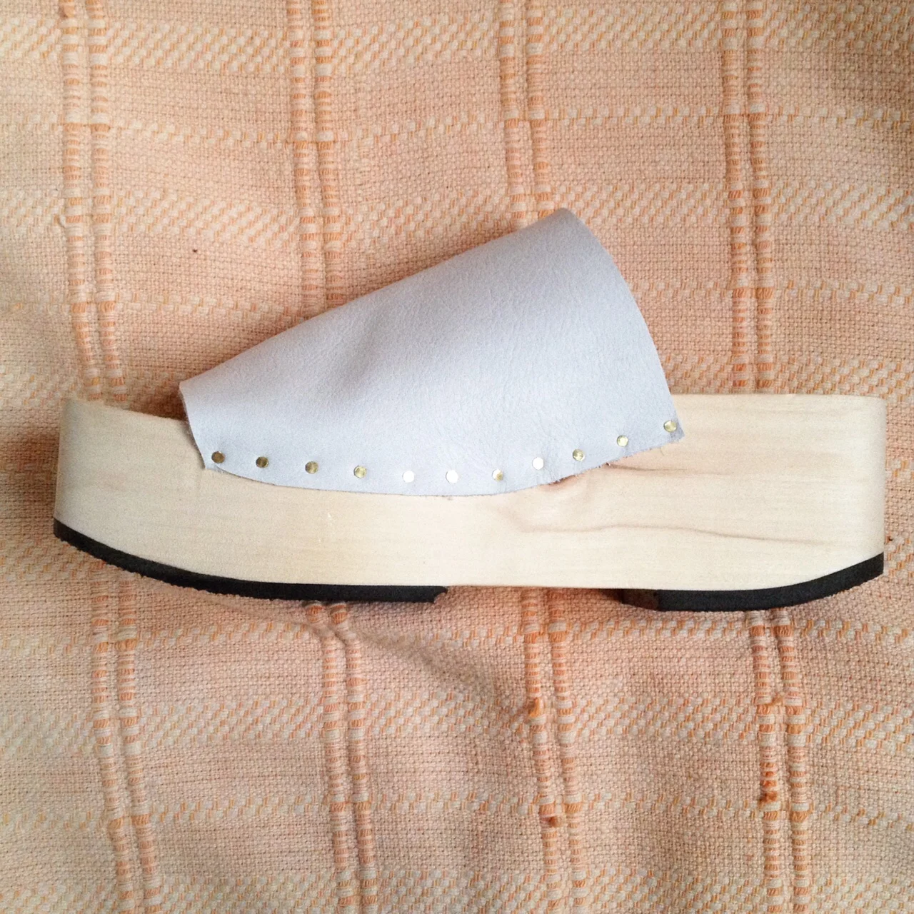 WIDE SLIDE CLOGS IN MINT LEATHER