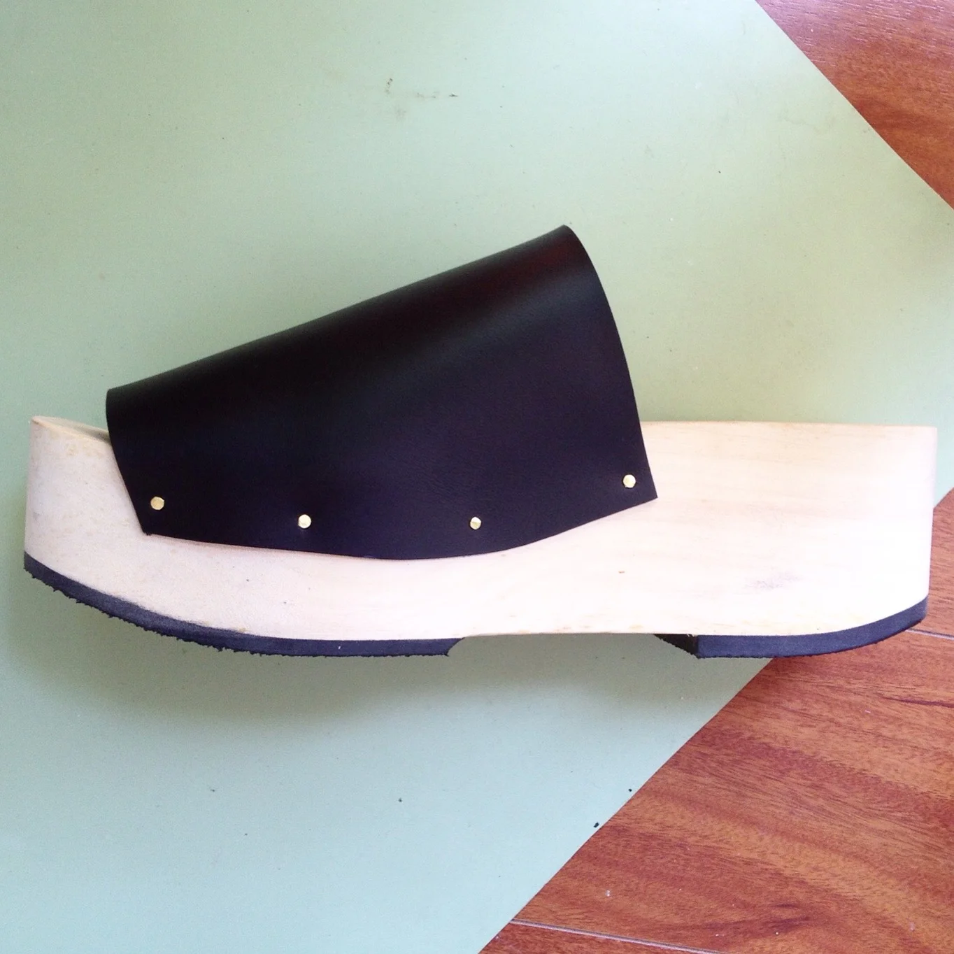 WIDE SLIDE CLOGS IN BLACK LEATHER
