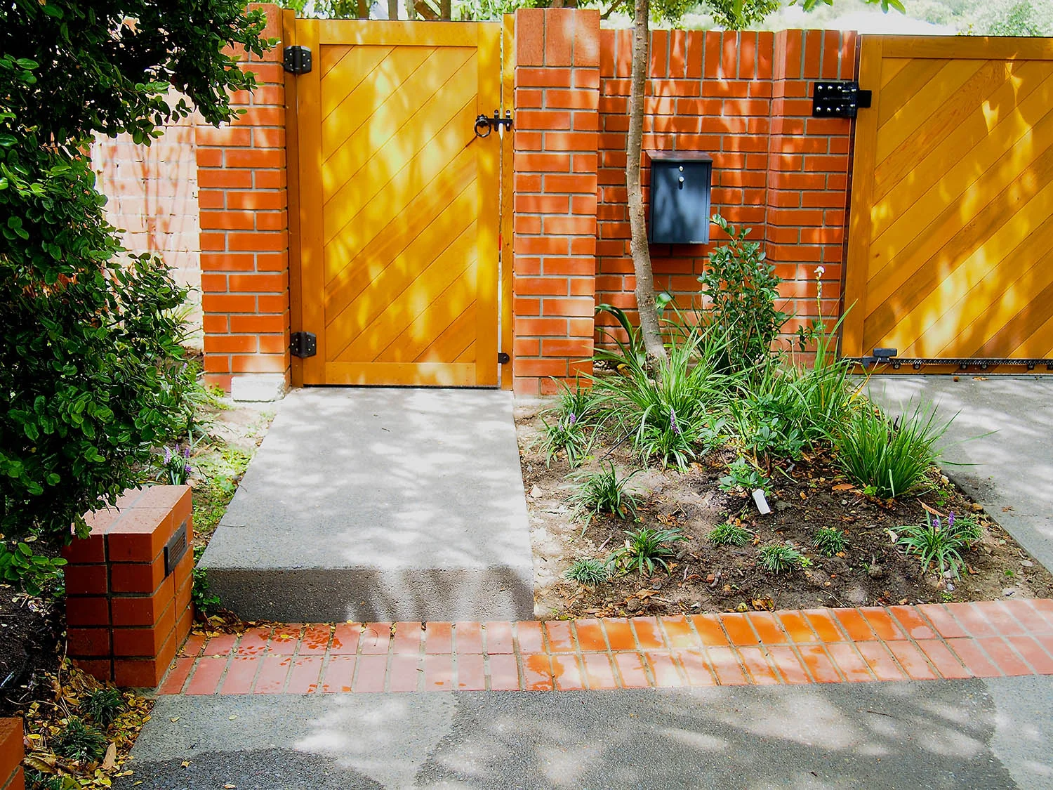 PAVING AND PLANTING P2040042.jpg