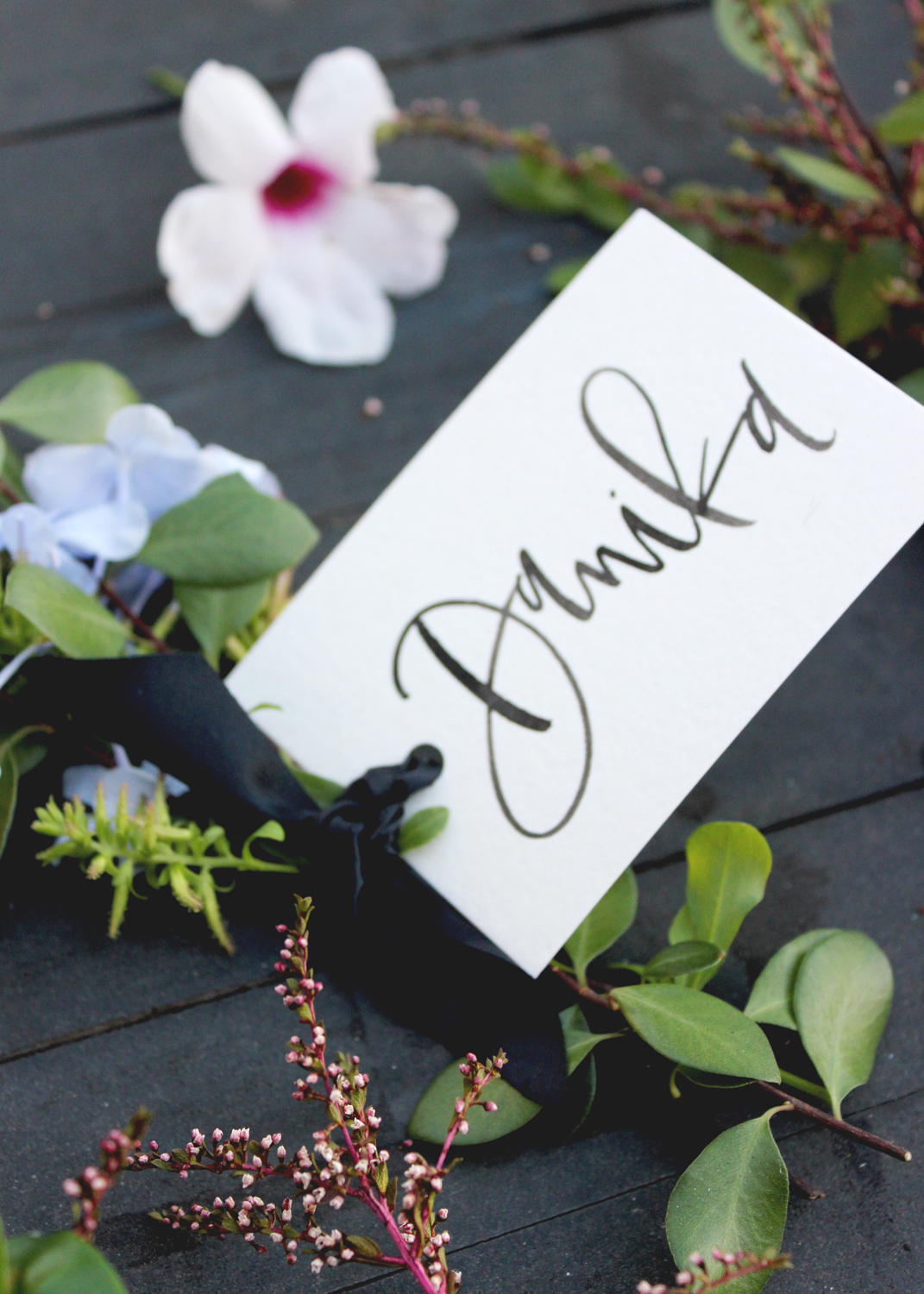 A place card and flower bundle favor in one | A Fabulous Fete