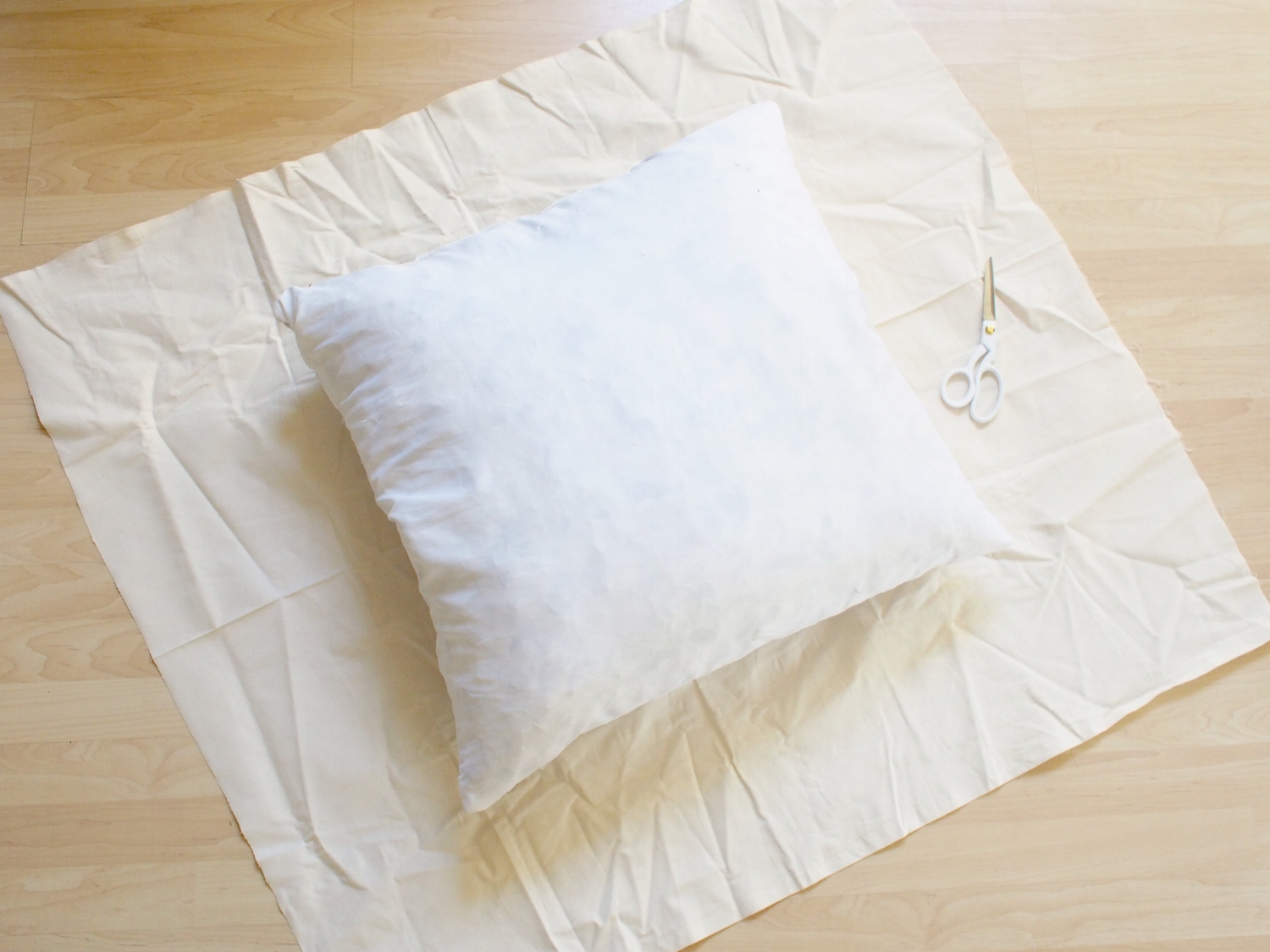 Get Your Home Ready For Fall With This No Sew Floor Pillow Diy Lauren Saylor Stationery Interiors Design