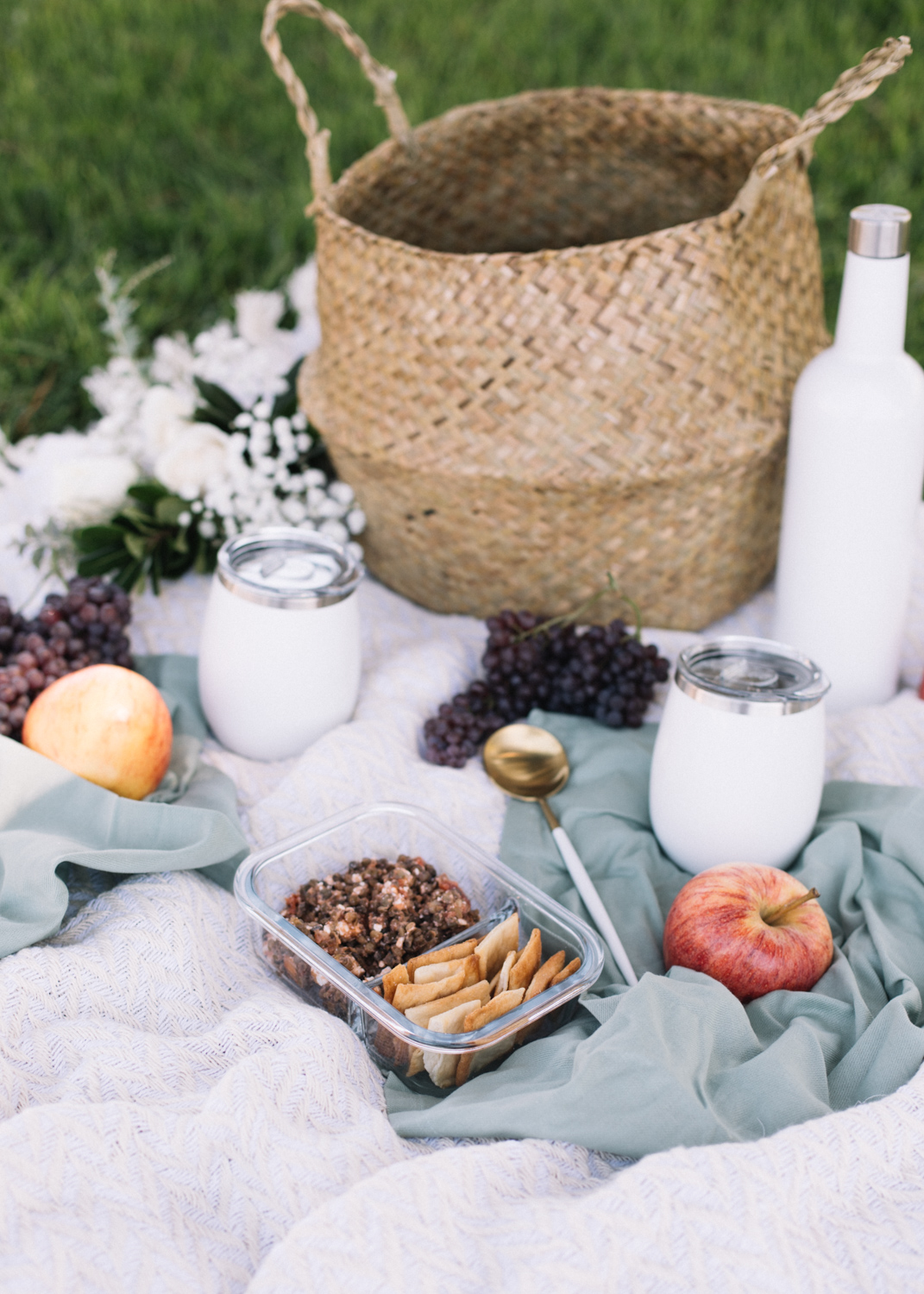 How to Pack for a Summer Picnic - A Fabulous Fete.jpg