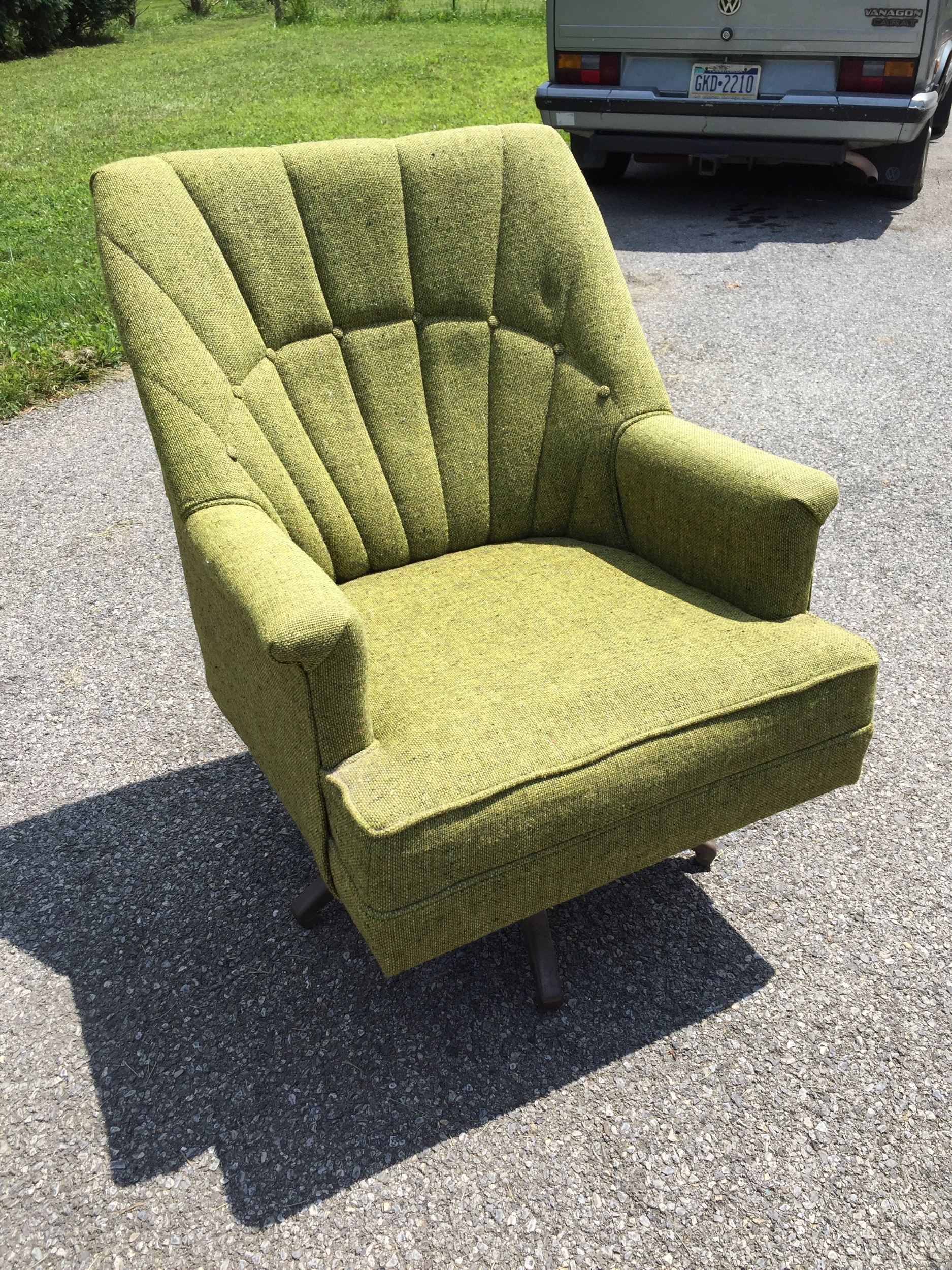 Super cute green tweed swivel rocker. Metal baSe, wood frame. Fabric in very good vintage condition. As always, i clean and sanitiZe Begore shipping and delivery.