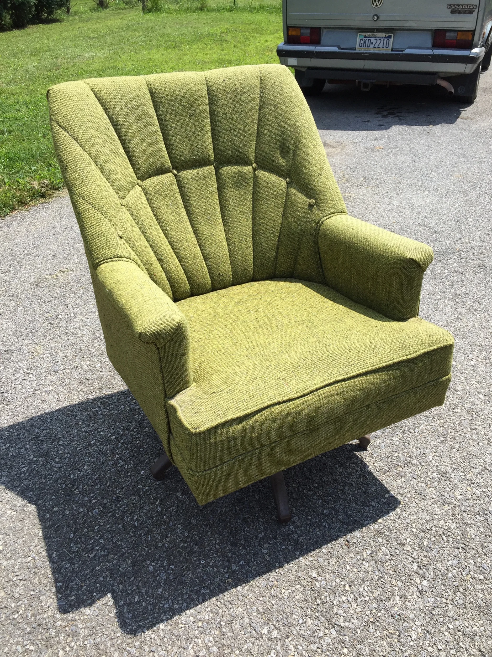 Super cute green tweed swivel rocker. Metal baSe, wood frame. Fabric in very good vintage condition. As always, i clean and sanitiZe Begore shipping and delivery.