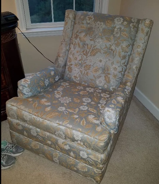 Really nice Rocker in decorator fabric. SomE sun fade But could be used as is. As with the rest, i couLd totally help you with a restoration. 👌