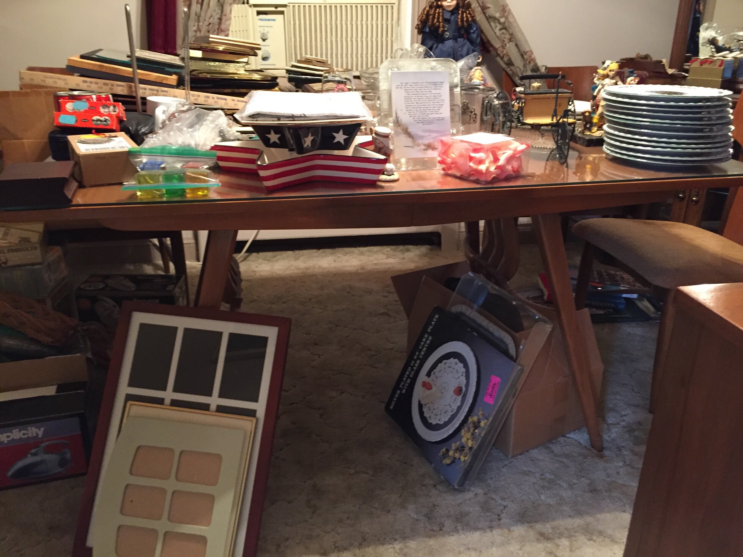 I did not get a clear Pic of the table set up but it has nice lines. It is in excellent condition. The legs easily remove for shipping which is better for your wallet when dealing with a shipper.