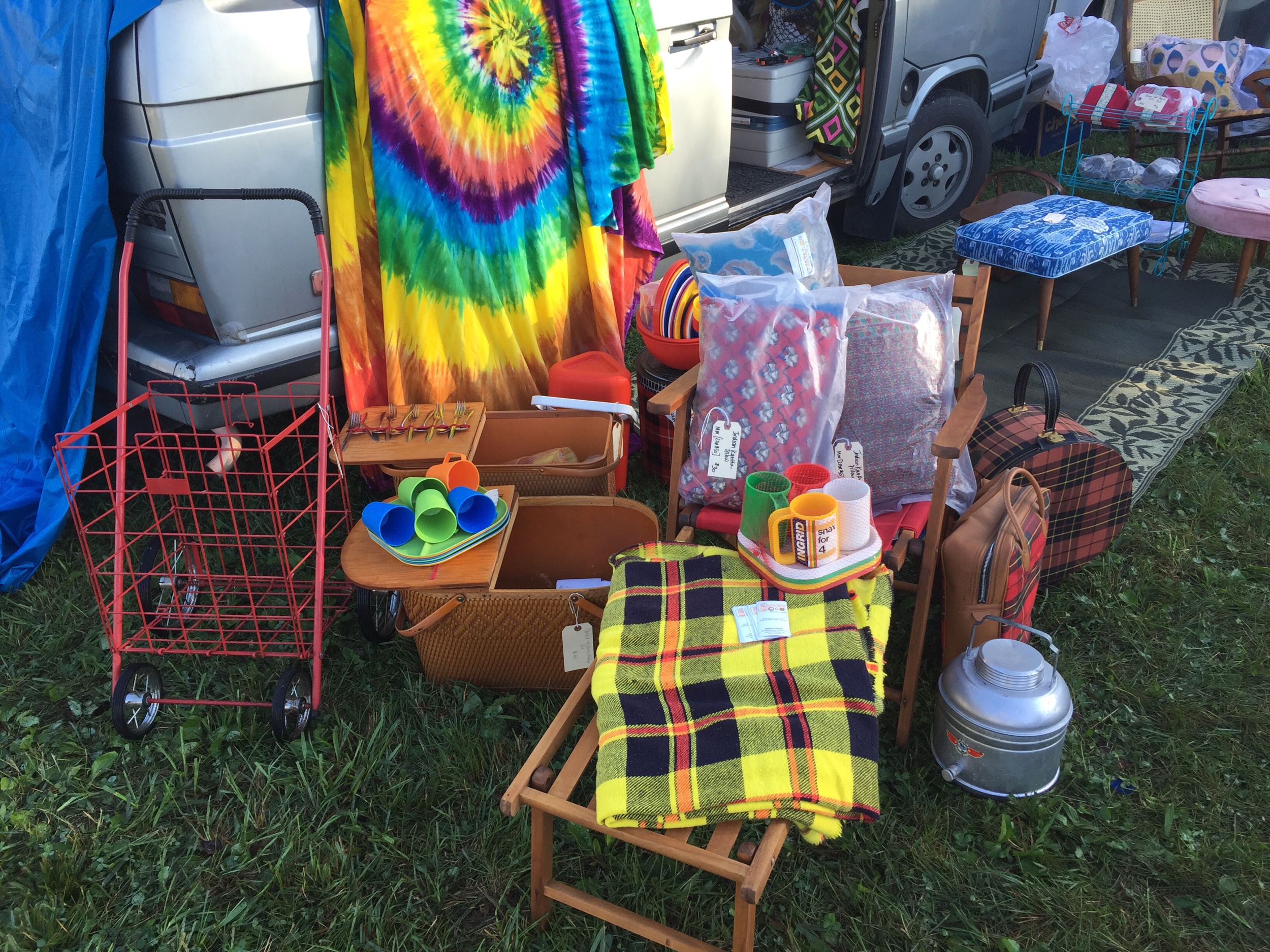 Every day i arranged DIFFERENTLY and swapped some merch. Day 2 and 3 i brought in my vintage camping delights.