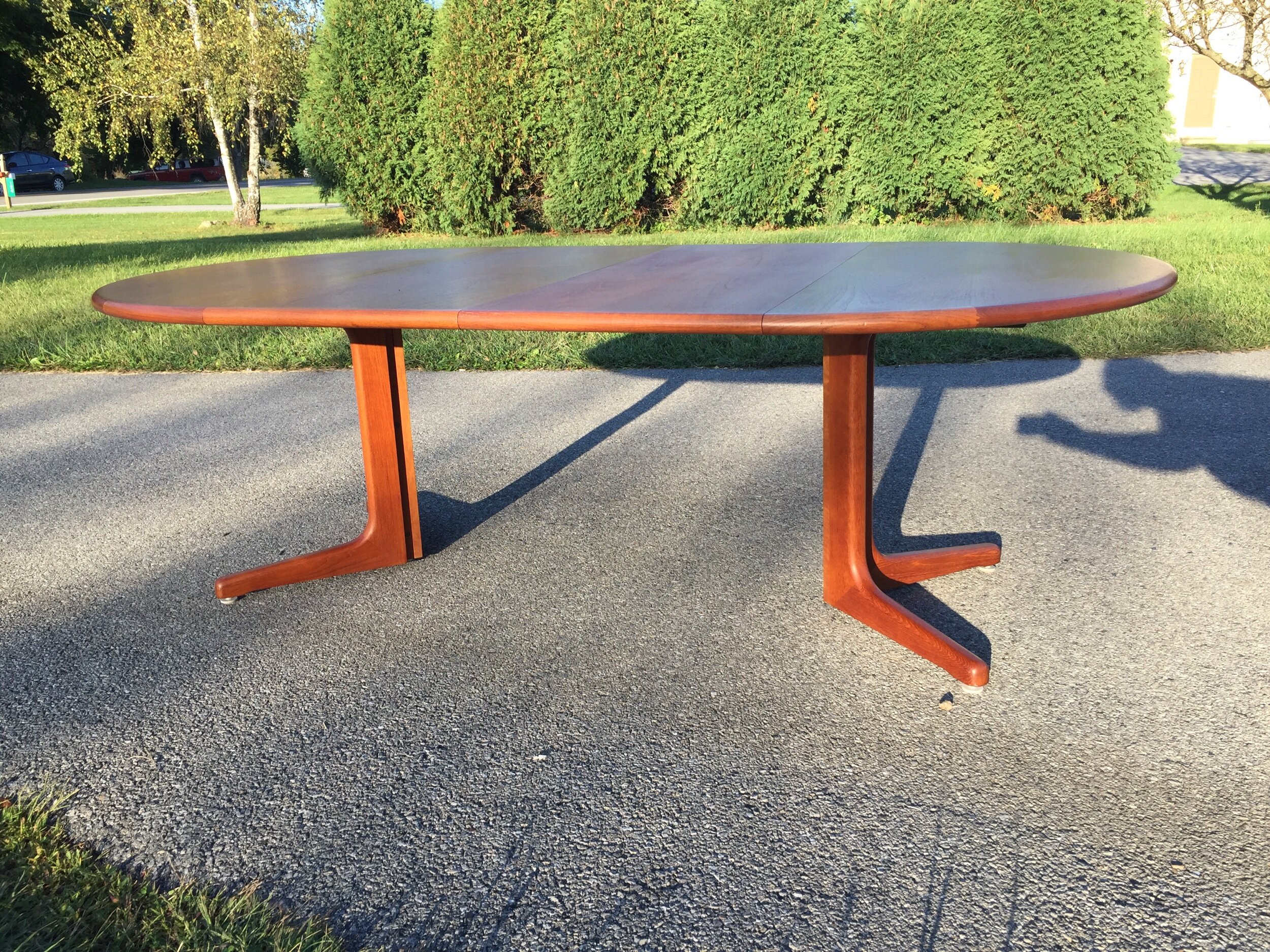 Fully expanded, this table can ACCOMMODATE a crowd. Note the legs expaNd with the table. PEDESTAL tables can be tippy without this ingenious design feature.