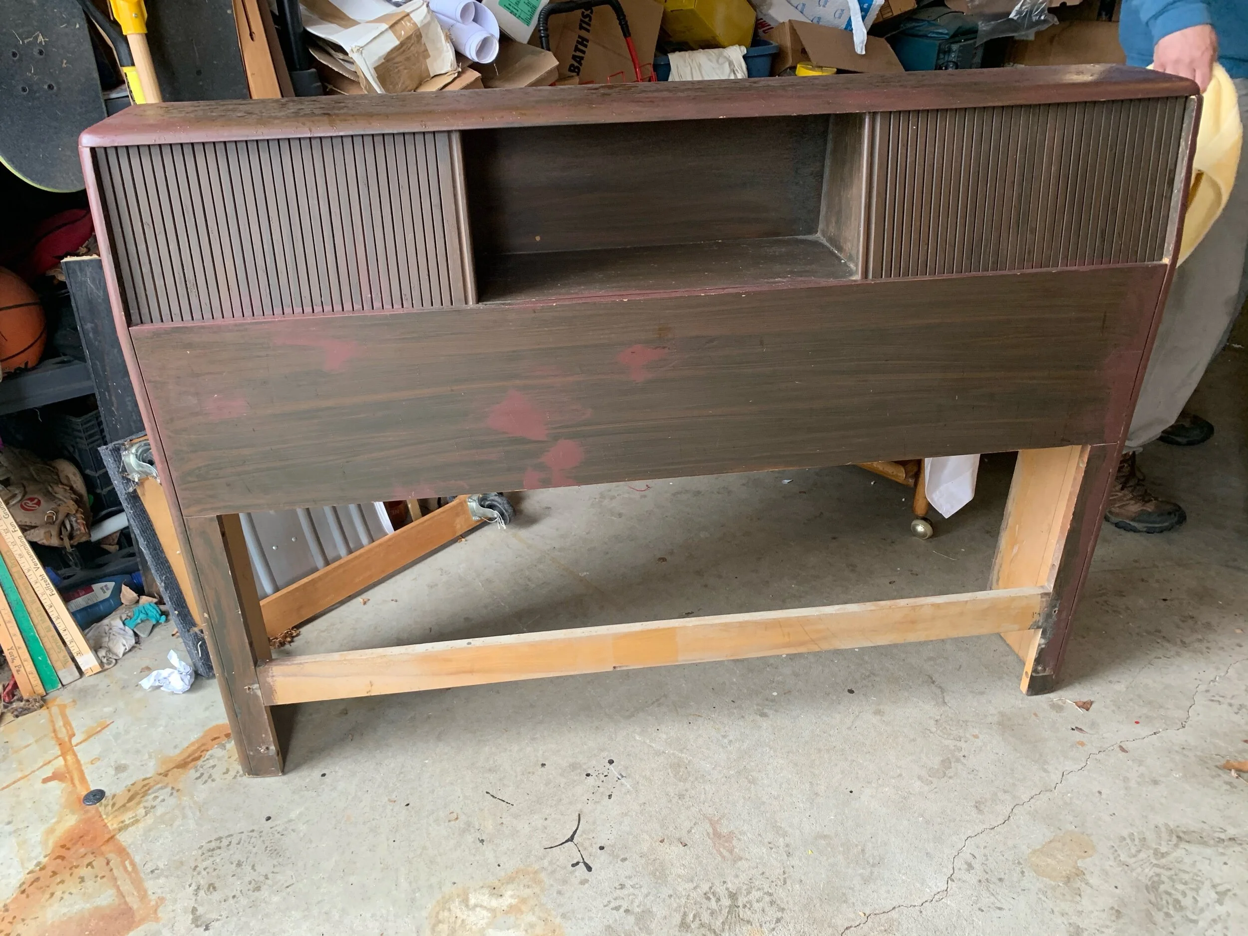 2 layerS of painT over the original finish.  ShouLd be an easY strip and finish proJect.  Full size with metal frame.  You can adaPt to a queen frame easily. Going cheap!