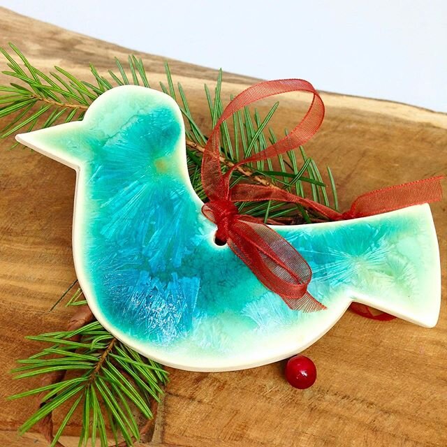 Two little birds in my tree 😊 I made a bunch of crystalline ornaments and I love how they came out! Not to mention no runny glazes. Look out for more ornaments this week!