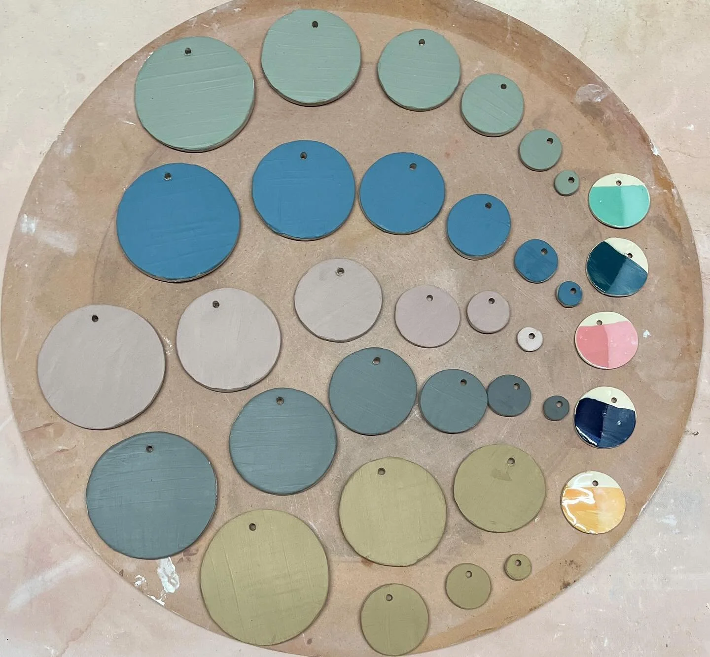 sneak peak into our colored slip class! students make their own slips, experiment with laying, and bring home their beautiful creations! join us with the link in bio🌸

#ceramics #pottery #glazing #newyork