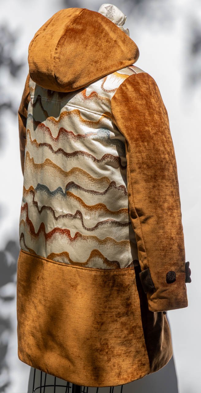  I received several large scraps of upholstery fabric from my father and turned two of them into duffel coats. 