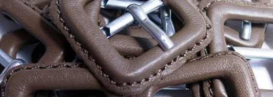 Hebillas forradas y pespunteadas