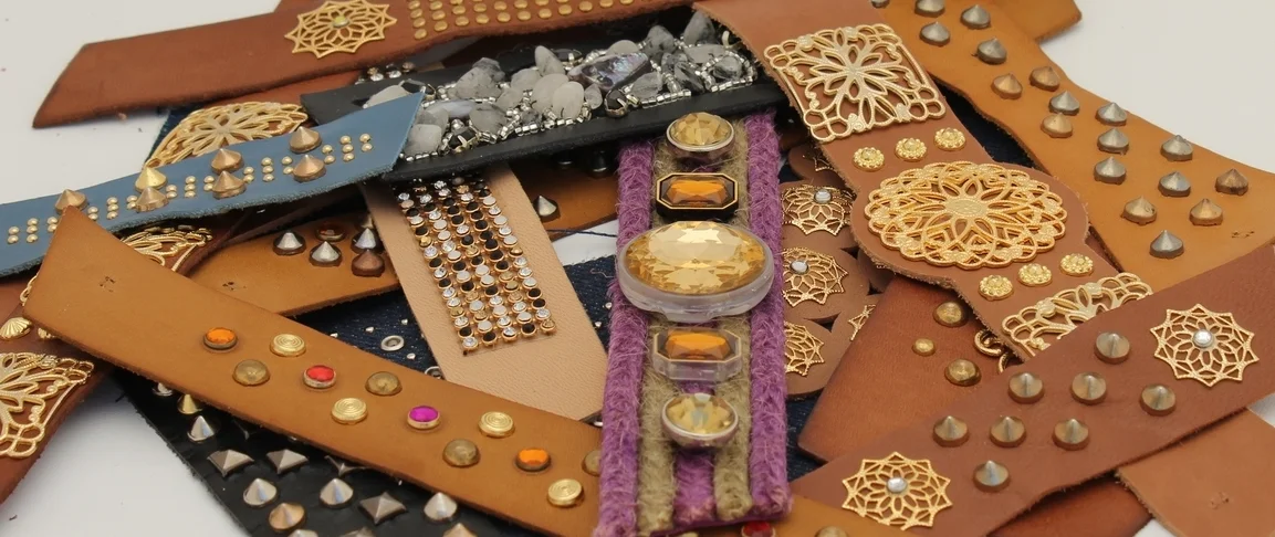 TACHAS PLACEMENT ET STRASS SUR LAMES ET BANDE