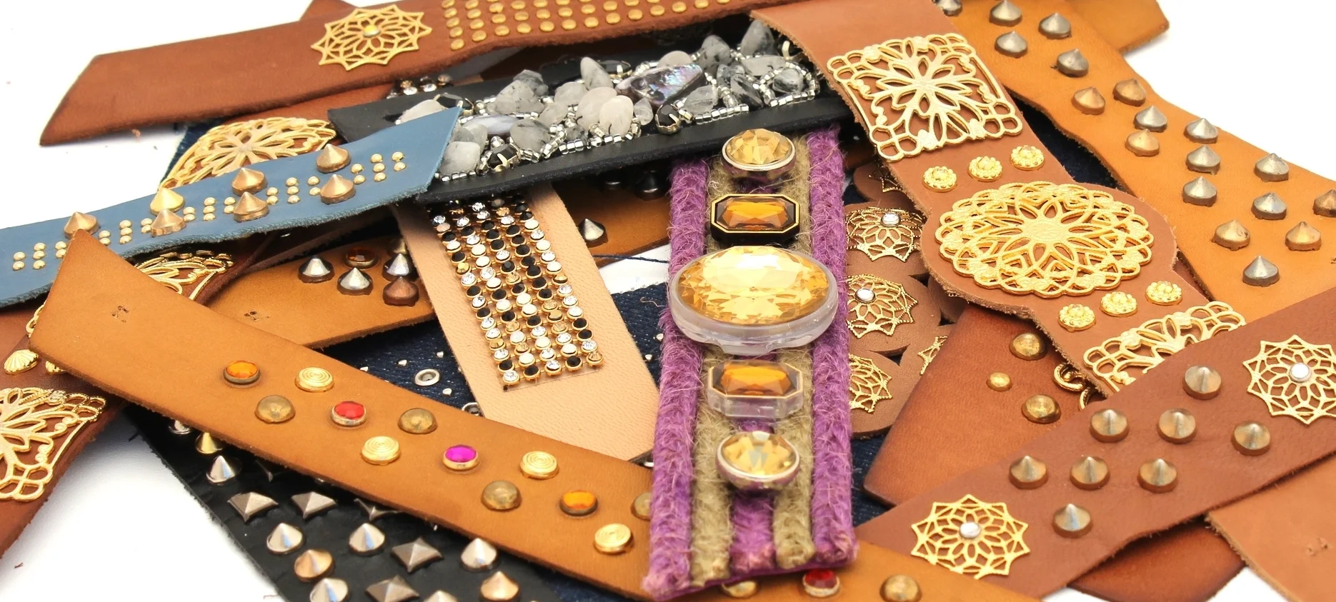 Colocacion de tachas y strass en palas y tiras.