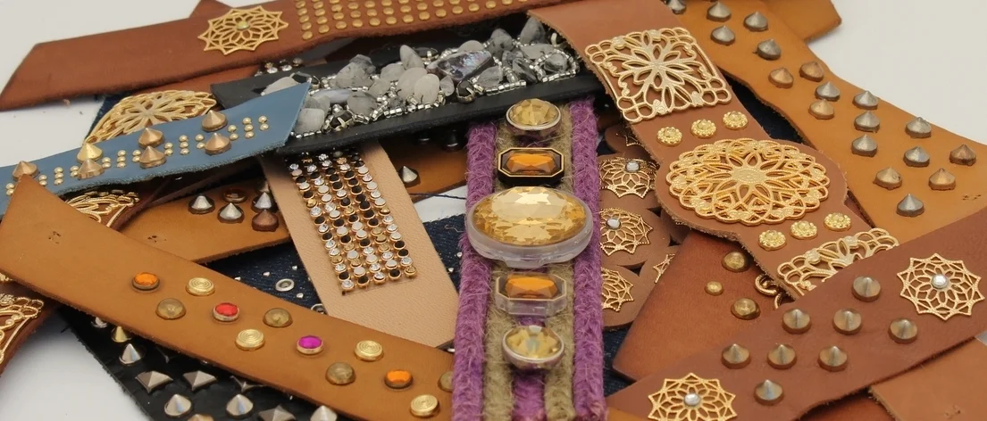 STUDS PLACEMENT AND STRASS ON BLADES AND STRIP.