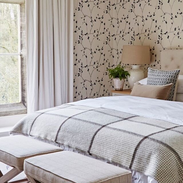 A beautiful bedroom scheme by @simshilditch. This is one of my favourite interior accounts to follow. Full of beautiful countryside charm and luxurious design. It&rsquo;s luxury that&rsquo;s also liveable. #interiordesign #interiordesigner #bedroomde